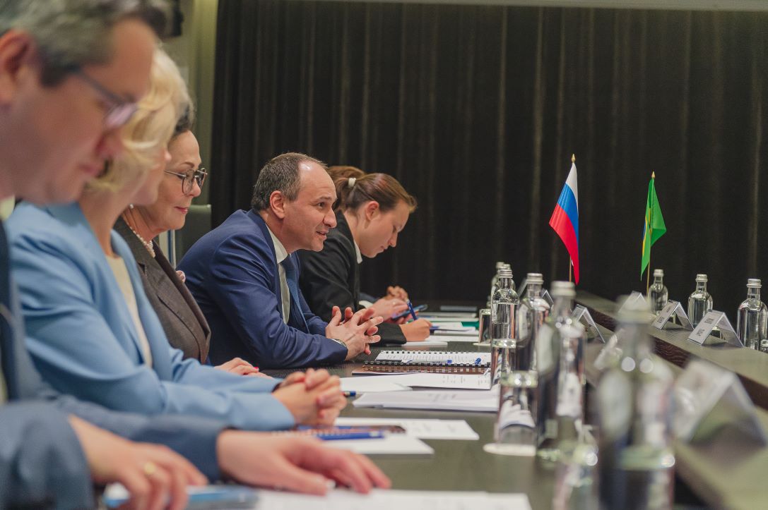 На «полях» БРИКС: Борис Ковальчук встретился с руководством ВОА Бразилии и Египта 