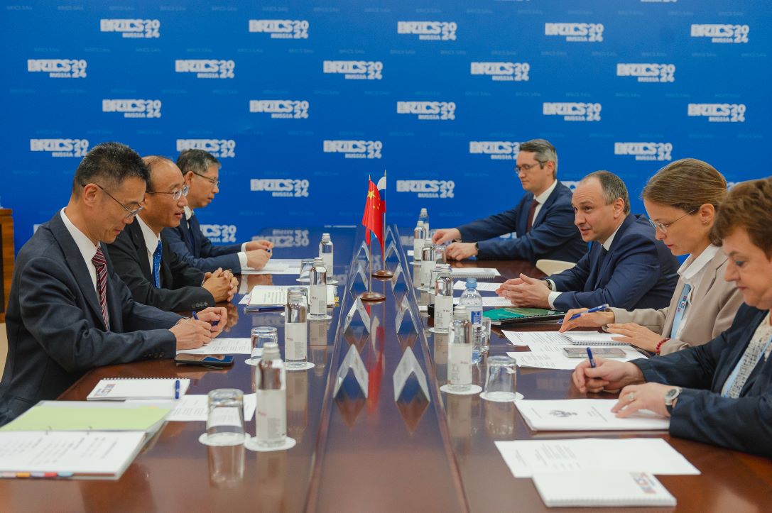 На «полях» БРИКС: Борис Ковальчук провел переговоры с руководством ВОА Китая и Индии